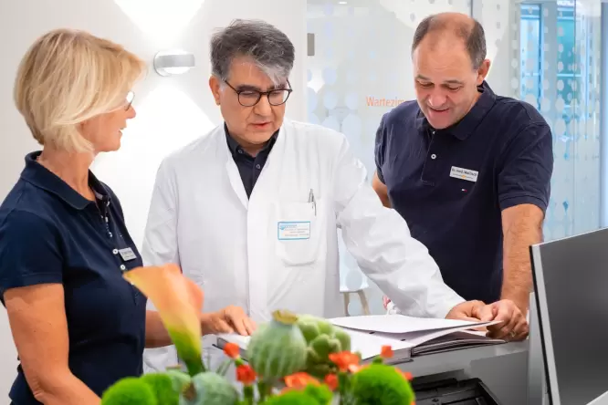 Dr. Hesse und Dr. Wallisch in Besprechung mit einem Arzt aus der Klinik Josephinum, Gastroenterologie im Josephinum