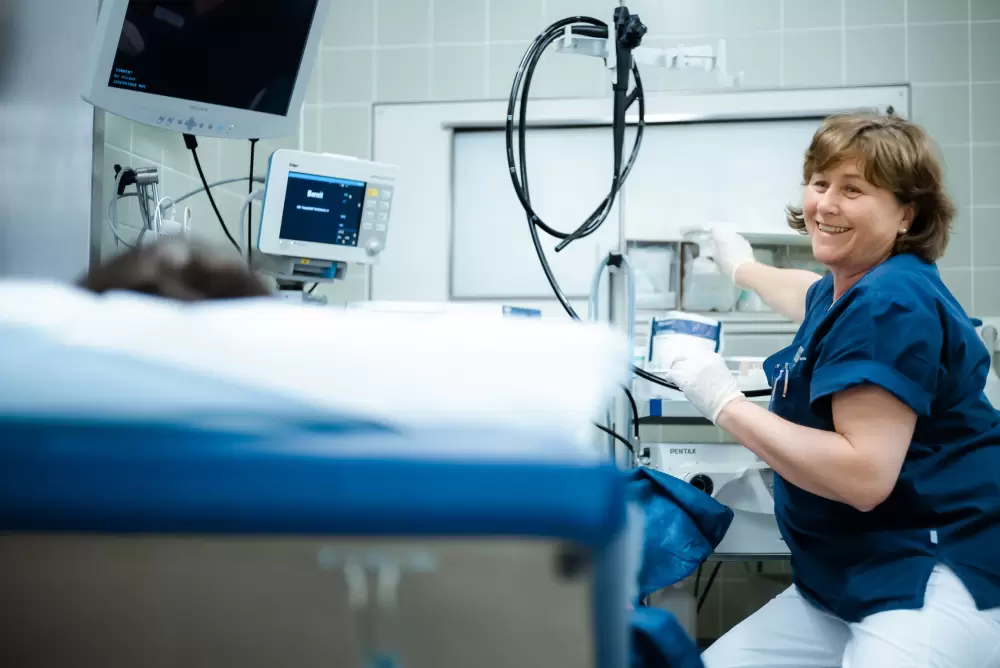 Mitarbeiterin im Gespräch mit einem Patienten, Gastroenterologie im Josephinum