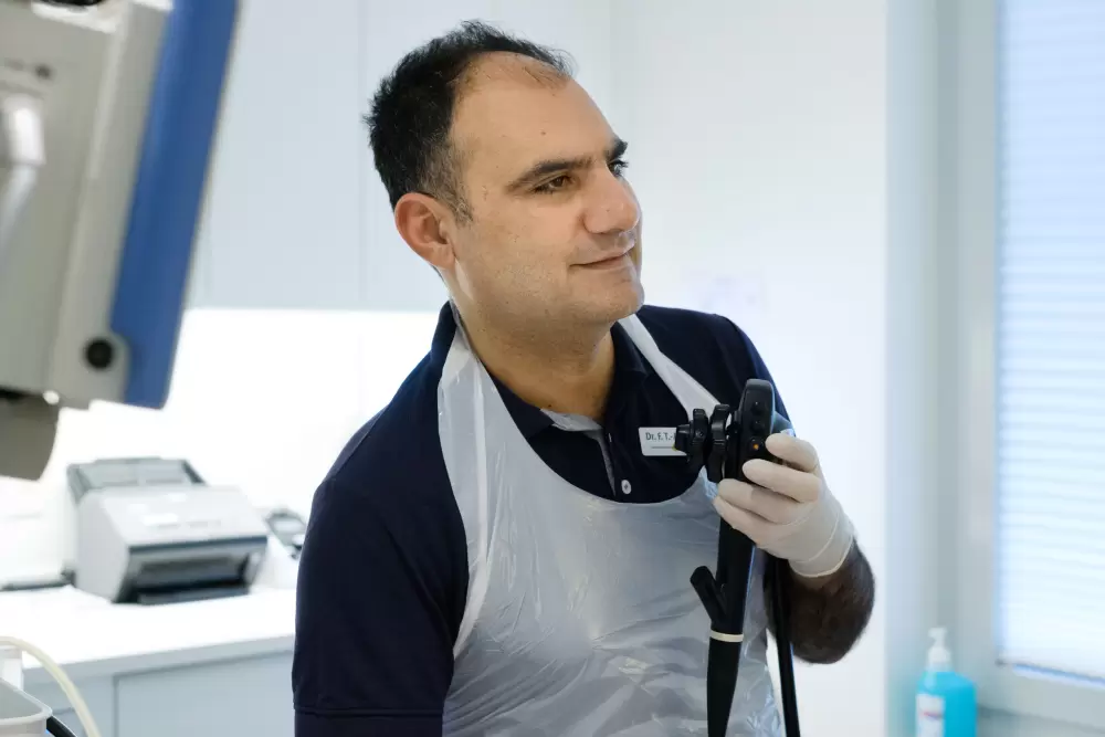 Dr. Ahmadi während einer Darmspiegelung, Gastroenterologie im Josephinum