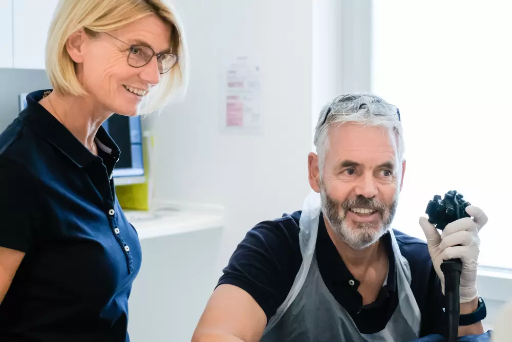 Ärzteteam während einer Darmspiegelung, Gastroenterologie im Josephinum