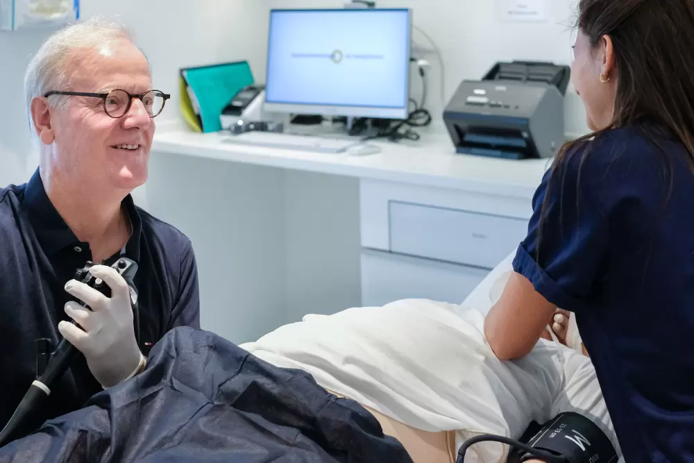 Dr. Völker mit Assistentin während einer Darmspiegelung, Gastroenterologie im Josephinum